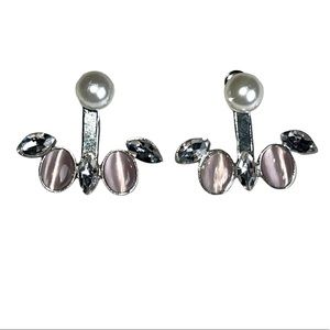 Vintage pair of faux pearl stud earrings and earrings accessories in euc